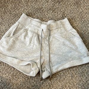 Hemmed grey sweat shorts